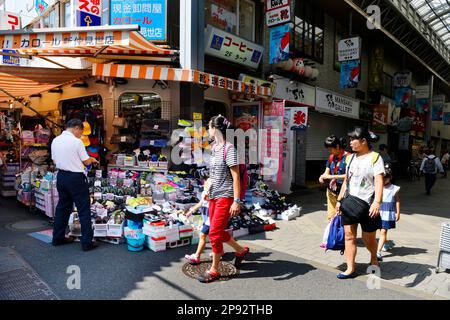 Blick auf die überfüllte Einkaufsstraße Nakamise in der Nähe des Sensoji-Tempels im Viertel Asakusa - Straßenszene in Tokio - Japan Stockfoto