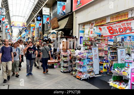 Blick auf die überfüllte Einkaufsstraße Nakamise in der Nähe des Sensoji-Tempels im Viertel Asakusa - Straßenszene in Tokio - Japan Stockfoto