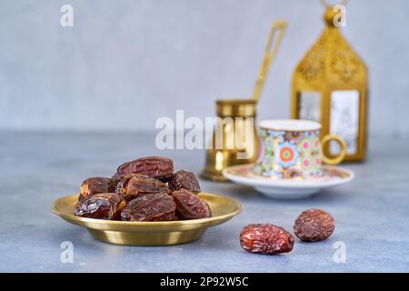 Getrocknetes Dattelobst mit türkischem Kaffee und Ramadan-Laterne Stockfoto