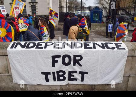 London, England, Großbritannien. 10. März 2023. Am 64. Jahrestag des Beginns des tibetischen Aufstands 1959 versammelten sich vor der Downing Street Demonstranten, die ein freies und unabhängiges Tibet forderten. (Kreditbild: © Vuk Valcic/ZUMA Press Wire) NUR REDAKTIONELLE VERWENDUNG! Nicht für den kommerziellen GEBRAUCH! Stockfoto