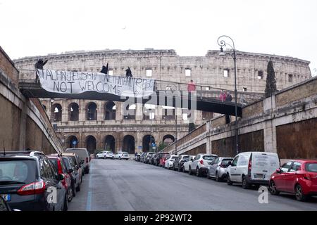 Rom, Italien. 10. März 2023. L3A Aktivisten des „Antirassistischen jüdischen Labors“ zeigten ein Banner vor dem Kolosseum in Rom, um gegen Netanjahus Besuch in Rom zu protestieren. (Foto: Matteo Nardone/Pacific Press) Kredit: Pacific Press Media Production Corp./Alamy Live News Stockfoto