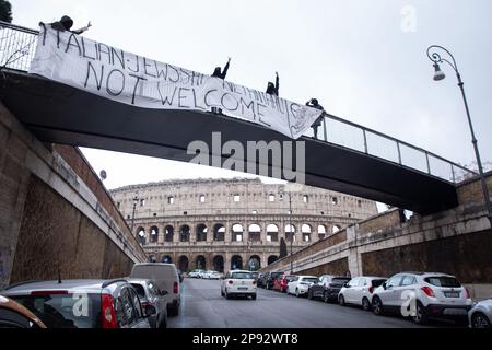 Rom, Italien. 10. März 2023. L3A Aktivisten des „Antirassistischen jüdischen Labors“ zeigten ein Banner vor dem Kolosseum in Rom, um gegen Netanjahus Besuch in Rom zu protestieren. (Foto: Matteo Nardone/Pacific Press) Kredit: Pacific Press Media Production Corp./Alamy Live News Stockfoto