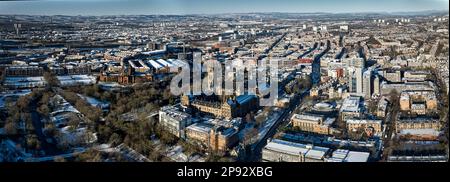 Panoramablick aus der Vogelperspektive auf das Westende von Glasgow und den Campus der Universität von Glasgow und in Richtung des Flusses Clyde. Stockfoto