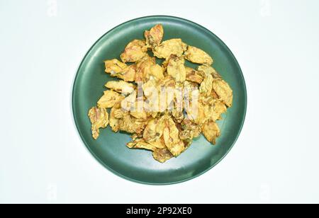 Knusprig gebratener, salziger, ausgezeichneter Tintenfisch, der auf Gericht serviert wird Stockfoto