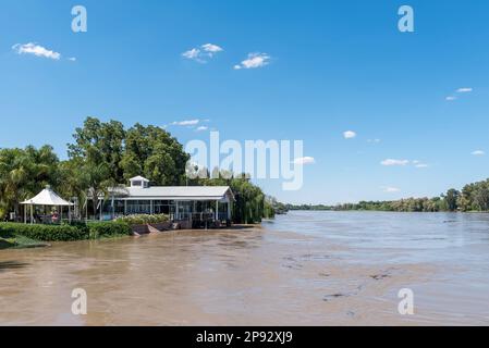 Upington, Südafrika - 24. Februar 2023: Das Belurana River Boutique Guesthouse am Ufer eines überfluteten Orange River Stockfoto