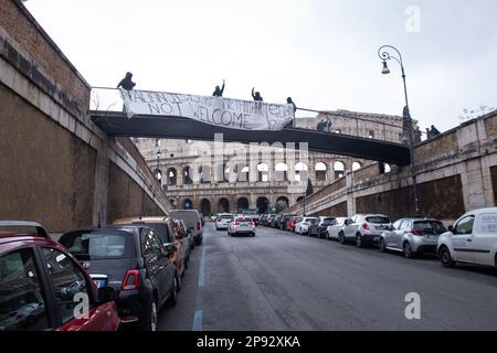 Rom, Italien. 10. März 2023. L3A Aktivisten des „Antirassistischen jüdischen Labors“ zeigten ein Banner vor dem Kolosseum in Rom, um gegen Netanjahus Besuch in Rom zu protestieren. (Foto: Matteo Nardone/Pacific Press/Sipa USA) Guthaben: SIPA USA/Alamy Live News Stockfoto