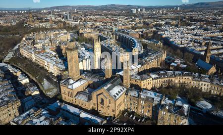 Blick aus der Vogelperspektive auf Park Circus, Trinity Tower, Kelvingrove Park und University of Glasgow mit Blick nach Norden in Richtung Dumgoyne. Stockfoto