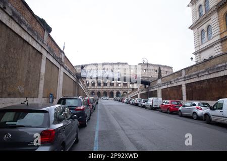 Rom, Italien. 10. März 2023. L3A Aktivisten des „Antirassistischen jüdischen Labors“ zeigten ein Banner vor dem Kolosseum in Rom, um gegen Netanjahus Besuch in Rom zu protestieren. (Foto: Matteo Nardone/Pacific Press/Sipa USA) Guthaben: SIPA USA/Alamy Live News Stockfoto