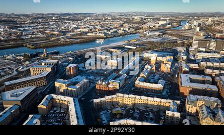 Blick aus der Vogelperspektive auf die Argyle Street in Richtung des Flusses Clyde und des Museum of Transport an einem verschneiten Frühlingsmorgen. Stockfoto