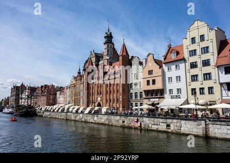 DANZIG, POLEN - 30. JULI 2022: Uferpromenade mit historischen Schiffen im Hafen am Stara Motlawa River, Danzig bietet Touren für Touristen an Stockfoto