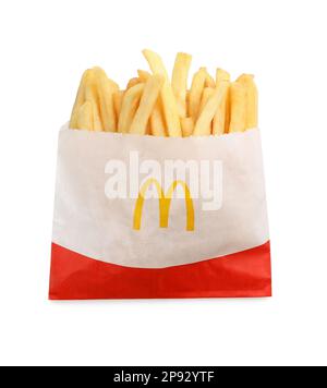 MYKOLAIV, UKRAINE - 11. AUGUST 2021: Kleine Portion von McDonald's Pommes Frites isoliert auf weiß, Draufsicht Stockfoto