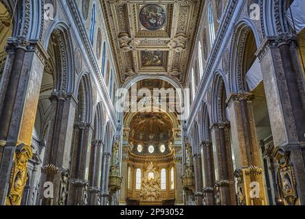 Neapel, Italien - März 28,2019: Das Schiff der Kathedrale Santa Maria Assunta, besser bekannt als Kathedrale von San Gennaro Stockfoto