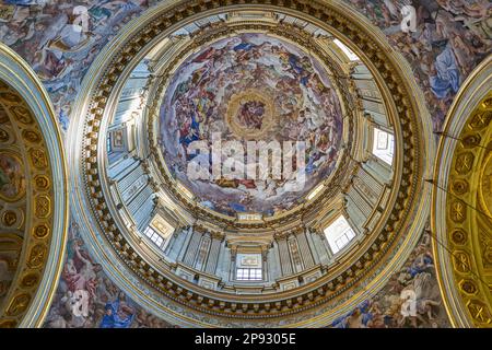 Neapel, Italien - März 28,2019: Das Innere der Kathedrale Santa Maria Assunta, besser bekannt als Kathedrale von San Gennaro Stockfoto