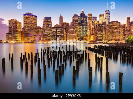 skyline von manhattan New York New York Skyline mit klarem Sonnenuntergang über den Wolkenkratzern am Old Pier 1 im Brooklyn Bridge Park New York City New York State USA Stockfoto