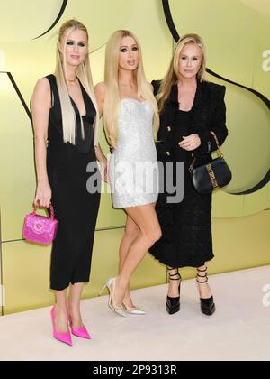 West Hollywood, Kalifornien, USA. 09. März 2023. (L-R) Nicky Hilton Rothschild, Paris Hilton und Kathy Hilton besuchen die Versace FW23 Show im Pacific Design Center am 09. März 2023 in West Hollywood, Kalifornien. Kredit: Jeffrey Mayer/Jtm Photos/Media Punch/Alamy Live News Stockfoto