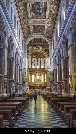 Neapel, Italien - März 28,2019: Das Schiff der Kathedrale Santa Maria Assunta, besser bekannt als Kathedrale von San Gennaro Stockfoto