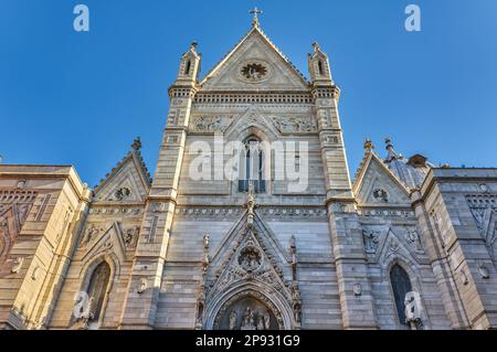 Neapel, Italien, Blick nach oben auf die Fassade der Kathedrale Santa Maria Assunta, besser bekannt als Kathedrale von San Gennaro Stockfoto