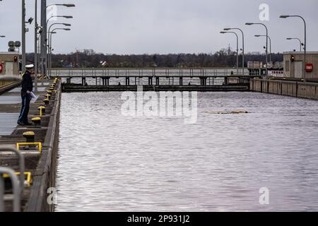 10. März 2023, Bayern, Wörth an der Donau: Seile schwimmen auf der Wasseroberfläche in der Geiselschleuse, nachdem ein etwa 80 Meter langes und mit Eisenerz beladenes Frachtschiff früher in der Donau gesunken ist. Zwei Personen an Bord wurden nach ersten Berichten unverletzt, aber als Vorsichtsmaßnahme ins Krankenhaus gebracht. Die Ursache für den Untergang des Schiffes blieb zunächst unklar. Foto: Armin Weigel/dpa Stockfoto