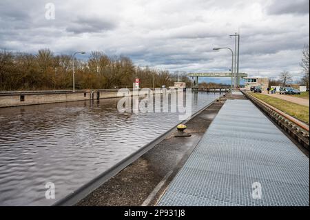 10. März 2023, Bayern, Wörth an der Donau: Die Geiselschleuse, fotografiert nach einem etwa 80 Meter langen und mit Eisenerz beladenen Frachtschiff, sank in der Donau. Nach ersten Berichten wurden zwei Personen an Bord unverletzt, aber als Vorsichtsmaßnahme ins Krankenhaus gebracht. Die Ursache für den Untergang des Schiffes blieb zunächst unklar. Foto: Armin Weigel/dpa Stockfoto