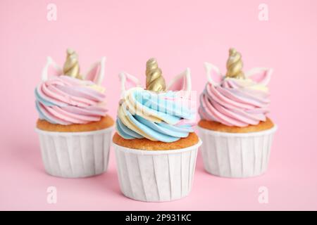 Süße süße Einhorn-Cupcakes auf pinkfarbenem Hintergrund Stockfoto