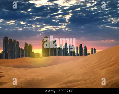 Sandwüste und Silhouette der Stadt am Horizont bei Sonnenuntergang Stockfoto