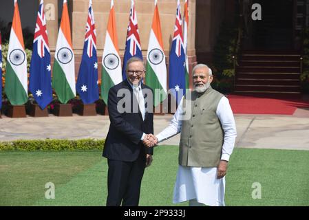 Neu-Delhi, Indien. 10. März 2023. Premierminister Narendra Modi mit seinem australischen Amtskollegen Anthony Albanese, der auf einer viertägigen Reise nach Indien ist. Albanese kündigte einen „Mechanismus zur Anerkennung von Bildungsabschlüssen zwischen Australien und Indien“ an und kündigte an, dass die Deakin University die „erste ausländische Universität ist, die für die Errichtung ihres Zweigcampus in Indien jemals zugelassen wurde“. (Foto: Sondeep Shankar/Pacific Press) Kredit: Pacific Press Media Production Corp./Alamy Live News Stockfoto