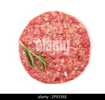 Rohe Hamburger-Pastete mit Rosmarin und Salz isoliert auf Weiß, Draufsicht Stockfoto