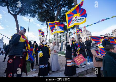 Rom, Italien. 10. März 2023 Die tibetische Gemeinschaft in Italien, unterstützt von der italienischen buddhistischen Union, der Internationalen Kampagne für Tibet, Und der Societé d'amitié Swiss Tibetaine in Rom anlässlich des 64. Jahrestags des tibetischen Aufstands gegen die Besetzung der Volksrepublik China (VRC ) im Jahr 1959 und der Verhängung des Kriegsrechts im Jahr 1989. Kredit: amer Ghazzal/Alamy Live News Stockfoto