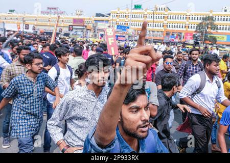 Kalkutta, Indien. 10. März 2023. Ein Aktivist des Studentenverbands Indien (SFI), einer linksgerichteten Studentenorganisation, macht während der Demonstration Gesten. Aktivisten marschierten in das Gebäude der Parlamentarischen Versammlung Westbengalen, um gegen die Nationale Bildungspolitik (NEP) 2020 zu protestieren und die Wiedereröffnung der geschlossenen 8207 staatlich geführten Schulen zu fordern. Kredit: SOPA Images Limited/Alamy Live News Stockfoto