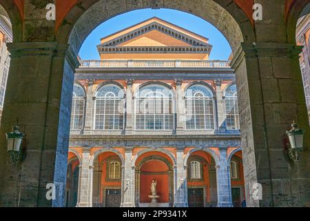 Neapel, Italien - 29. März 2019: Der Haupthof des Königspalastes Stockfoto