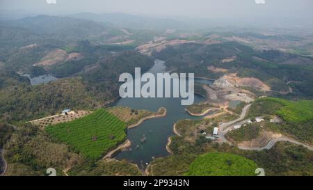 Wasserdamm und Seebecken Panoramablick aus der Vogelperspektive auf die Hügel im Norden Thailands. Blick aus der Vogelperspektive auf den Bergsee. Drohne über Wasserbehälter bei Moun Stockfoto