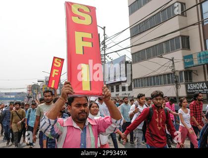 Kalkutta, Indien. 10. März 2023. Aktivisten der Studentenföderation Indiens (SFI), einer linksgerichteten Studentenorganisation, marschieren während der Demonstration auf die Straße. Aktivisten marschierten in das Gebäude der Parlamentarischen Versammlung Westbengalen, um gegen die Nationale Bildungspolitik (NEP) 2020 zu protestieren und die Wiedereröffnung der geschlossenen 8207 staatlich geführten Schulen zu fordern. (Foto: Dipayan Bose/SOPA Images/Sipa USA) Guthaben: SIPA USA/Alamy Live News Stockfoto