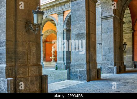 Neapel, Italien - 29. März 2019: Der Haupthof des Königspalastes Stockfoto