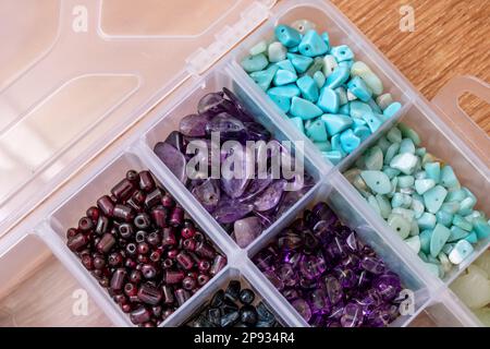 Bunte Perlen in Behältern, Nahaufnahme, Kunsthandwerk, Makrofoto Stockfoto