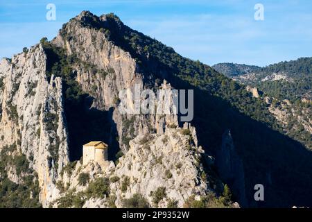 Romanische Einsiedlung der Mare de Déu de la Pertusa am Fluss und der Schlucht des Mont-rebei im Naturschutzgebiet Montsec in der Provinz Lleida in Katalonien Spanien Stockfoto