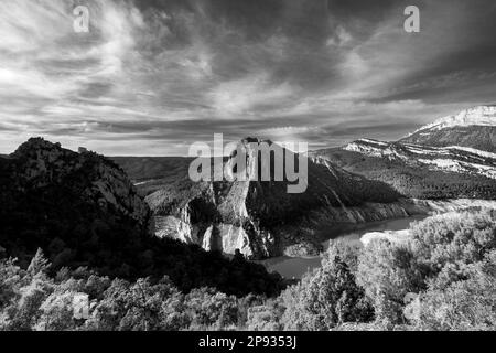 Panoramablick auf den Fluss Noguera Ribagorzana und die Montrebei-Schlucht im Naturschutzgebiet Montsec in der Provinz Lleida in Katalonien, Spanien Stockfoto