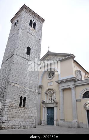 Kirche der Himmelfahrt der Heiligen Jungfrau Maria und die Glocke des Schiefen Turms in Rijeka, Kroatien. Stockfoto