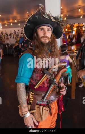 England, East Sussex, Eastbourne, Eastbourne Pier Pirates Festival, Mann in Piratenkostüm Stockfoto