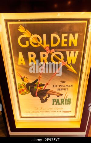 England, Sussex, Bluebell Railway, Sheffield Park Station, Bluebell Railway Museum, Vintage Golden Arrow Service nach Paris Poster Stockfoto