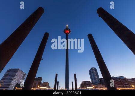 England, East Sussex, Brighton, British Airways i360 Tower und Ruinen des Old West Pier Stockfoto