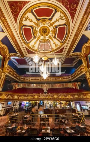 England, Kent, Tunbridge Wells, Innenansicht des Opera House Wetherspoon Pub Stockfoto