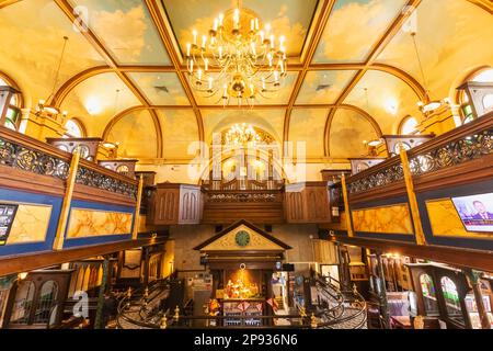 England, Kent, Folkestone, Wetherspoon Pub, Samuel Peto, Eine umgebaute Kapelle Stockfoto