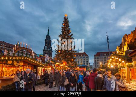 Dresden, Weihnachtsmarkt Striezelmarkt am Altmarkt, Kirche Kreuzkirche in Sachsen Stockfoto