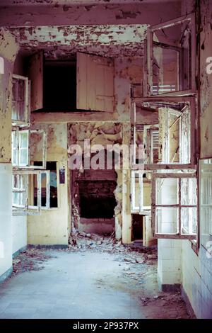 Flur in einem heruntergekommenen Gebäude mit offenen, zerbrochenen Fenstern in Brandenburg Stockfoto