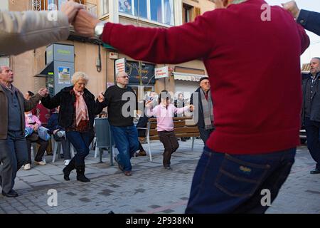 Festa dels Traginers, Festmahl des Maultierers in Balsareny. Tanzende sardanes.Comarca del Bages. EIX del Llobregat, Katalonien, Spanien. Stockfoto