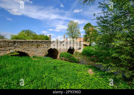 Historische Brücke über die Rodach in Seßlach, Bezirk Coburg, Oberfrankreich, Franken, Bayern, Deutschland Stockfoto