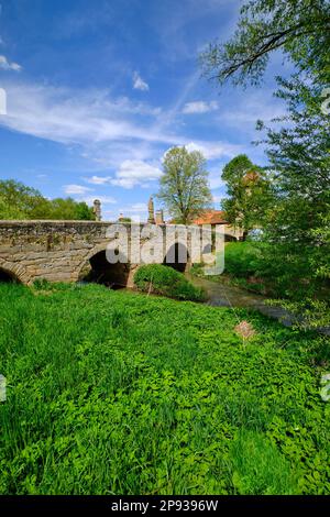 Historische Brücke über die Rodach in Seßlach, Bezirk Coburg, Oberfrankreich, Franken, Bayern, Deutschland Stockfoto