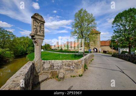 Historische Brücke über die Rodach in Seßlach, Bezirk Coburg, Oberfrankreich, Franken, Bayern, Deutschland Stockfoto