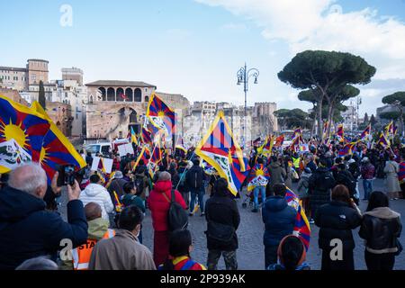 Rom, Italien. 10. März 2023 Die tibetische Gemeinschaft in Italien, unterstützt von der italienischen buddhistischen Union, der Internationalen Kampagne für Tibet, Und der Societé d'amitié Swiss Tibetaine in Rom anlässlich des 64. Jahrestags des tibetischen Aufstands gegen die Besetzung der Volksrepublik China (VRC ) im Jahr 1959 und der Verhängung des Kriegsrechts im Jahr 1989. Kredit: amer Ghazzal/Alamy Live News Stockfoto