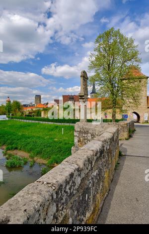 Historische Brücke über die Rodach in Seßlach, Bezirk Coburg, Oberfrankreich, Franken, Bayern, Deutschland Stockfoto